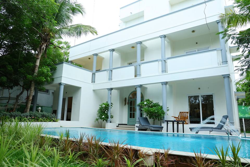 The villa, pillars and pool