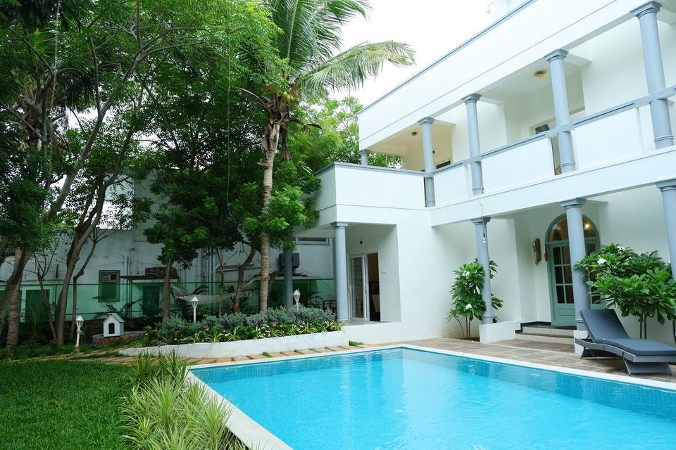 Side of the villa, with the hammock in the garden