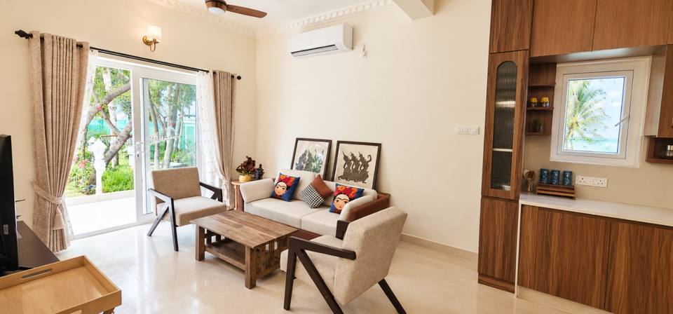 Living room with kitchenette and a sea-view window